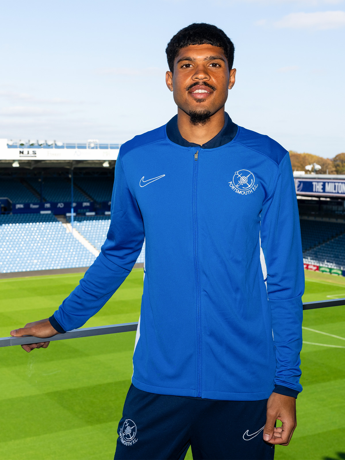 Picture of NIKE ANCHOR CREST TRACK JKT - ADULT